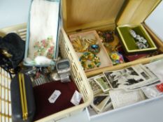 A WOODEN CIGAR BOX containing an assortment of costume jewellery and a small quantity of loose