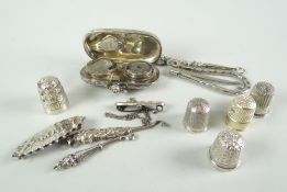SMALL PARCEL OF SILVER ITEMS to include engraved duo sovereign holder, five silver thimbles, three