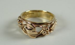 A CLOGAU 9-CARAT WELSH DESIGN RING (BOXED)