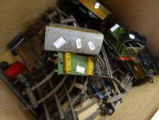 COLLECTION OF HORNBY TINPLATE CLOCKWORK 0 GAUGE RAILWAY including locomotive, carriages and track