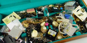 A MODERN CUTLERY BOX CONTAINING A LARGE QUANTITY OF MIXED, MAINLY MODERN COSTUME JEWELLERY