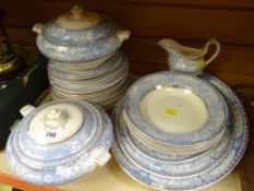 A PARCEL OF ARKLOW GILT BLUE & WHITE DECORATED DINNERWARE