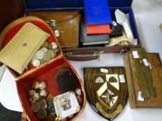 A VINTAGE LEATHER EQUESTRIAN COLLAR BOX containing various regimental buttons, a purse of coinage,