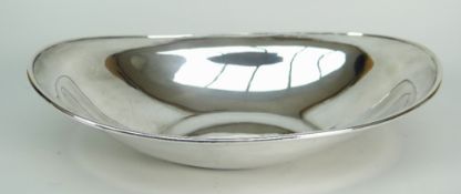 GEORGE V SILVER BOWL OF SIMPLISTIC OVAL FORM. Sheffield 1914, Makers Mark P.Ltd, 27.5 x 18.5 cm,