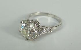 A CUSHION-CUT DIAMOND SOLITAIRE RING visual estimate 4.2ct and estimated as L colour and SI clarity,