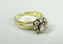 18CT YELLOW GOLD DIAMOND FLOWER CLUSTER RING, the central stone (approximately 0.40ct), surrounded