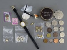 A PARCEL OF JEWELLERY to include a small yellow metal 'Australia' commemorative brooch, a yellow