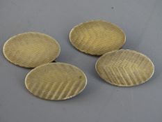 A PAIR OF OVAL SILVER & NINE CARAT GOLD CUFFLINKS, 8 grms