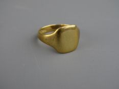 A NINE CARAT GOLD GENT'S SIGNET RING, size 'O', 3.4 grms