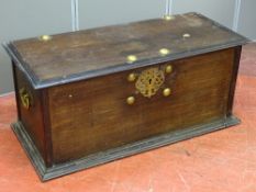 AN ANTIQUE MAHOGANY LIDDED BLANKET CHEST, the edge moulded top with large brass button decoration
