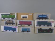 MODEL RAILWAY - Wrenn W4305X BR W2910 maroon passenger fruit van, W4323P SR utility van S23805 green