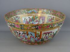 A LARGE 19th CENTURY CHINESE CANTON DECORATED FAMILLE ROSE BOWL having superb inner and outer