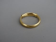A NINE CARAT GOLD WEDDING BAND, 2.8 grms