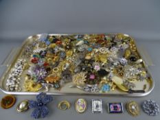 An interesting collection of vintage and later costume jewellery