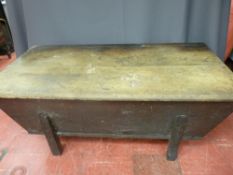 Late 18th/early 19th Century elm dough bin with three plank lift-off lid, raised on stile