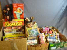 Good selection of good vintage and later toys, games and jigsaws including two battery operated