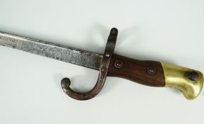 A LATE VICTORIAN STEEL BLADED BAYONET having a wooden handle with brass terminal, inscribed 'Mur d'