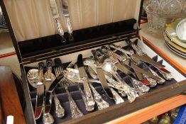 A VINTAGE CANTEEN OF HALLAMSHIRE STAINLESS STEEL QUEENS PATTERN CUTLERY