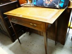 AN EDWARDIAN INLAID MAHOGANY SINGLE-DRAWER WRITING DESK with tooled leather writing surface and