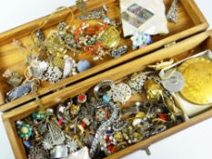 CARVED WOODEN BOX CONTAINING ASSORTED COSTUME AND DRESS JEWELLERY to include ladies' compact, mother