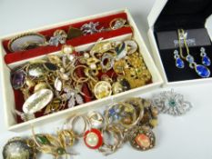 SMALL PARCEL OF COSTUME JEWELLERY to include boxed Swarovski jewellery suite together with