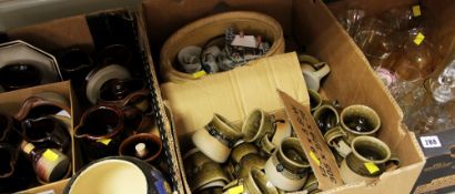 A QUANTITY OF POTTERY AND GLASSWARE