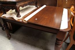 AN EXTENDING MAHOGANY ANTIQUE DINING TABLE