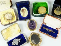 QUANTITY OF JEWELLERY to include assorted yellow metal bar brooches, coin set, pendants, carved