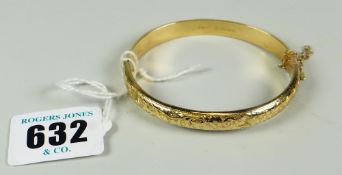 9 CARAT GOLD SCROLL AND FOLIATE ENGRAVED BANGLE IN ASSOCIATED BOX 7.6 grams approx.