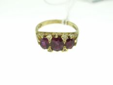 ANTIQUE 18CT YELLOW GOLD SET THREE-STONE RUBY / GARNET RING, 6.4gms gross