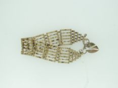 9CT YELLOW GOLD GATE-BRACELET & HEART-SHAPED PADLOCK, 14.1gms