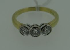 18CT THREE-STONE ROUND CUT DIAMOND RING, each stone approx. 0.3ct