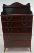 GEORGE III MAHOGANY & SATINWOOD CHEST OF DRAWERS having five graduated drawers and with gallery top,