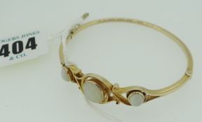 14CT YELLOW GOLD & OPAL SET CLASP BANGLE set with three oval opals, with fitted blue velvet