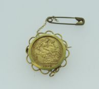 GEORGE V GOLD HALF SOVEREIGN dated 1913, mounted within a 9ct yellow gold brooch