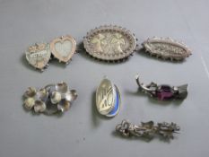 A PARCEL OF FIVE SILVER BROOCHES and a locket, 29.5gms total