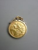 A 1907 GOLD SOVEREIGN with 9ct gold mount and hook, 9.5gms