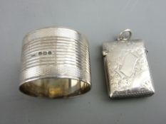 A BRIGHT CUT SILVER VESTA CASE, 0.8 troy ozs, Birmingham 1901 and an engine turned wide napkin ring,