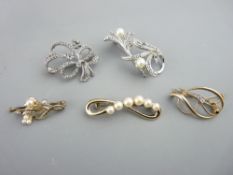 FIVE ASSORTED METAL BROOCHES, two with pearl decoration and one with cz decoration and pearl and two