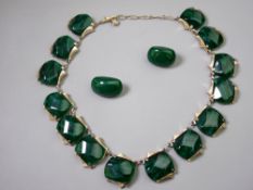 A YELLOW METAL DRESS NECKLACE of fourteen green agate tablets and a pair of similar oval cabochon