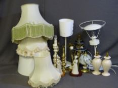 A PARCEL OF MODERN AND VINTAGE LAMPS WITH SHADES ETC. E/T