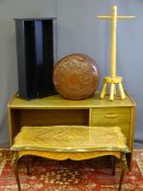 A PARCEL OF MIXED HOUSEHOLD FURNITURE TO INCLUDE A MELAMINE DESK/DRESSING TABLE, a modern floral