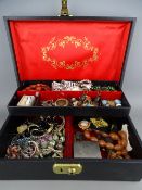 A VINTAGE JEWELLERY BOX AND CONTENTS
