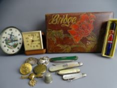 A VINTAGE CARVED AND STAINED LIDDED BRIDGE BOX AND CONTENTS including two silver bladed fruit