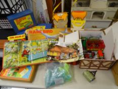 A QUANTITY OF VINTAGE TOYS AND GAMES to include an Alice in Wonderland paint set, Bayko and other