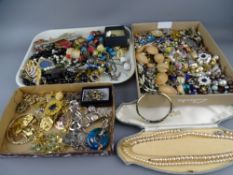 A GOOD QUANTITY OF YELLOW AND WHITE METAL and other costume jewellery