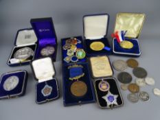 A COLLECTION OF VINTAGE AND LATER MEDALLIONS, enamel badges and a small quantity of vintage coinage,