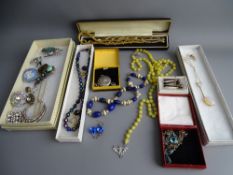 A COLLECTION OF VINTAGE AND LATER JEWELLERY to include a pair of amber drop earrings with yellow