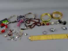 GOLD, SILVER AND OTHER COLLECTABLE JEWELLERY to include a quality enamel and paste set bangle