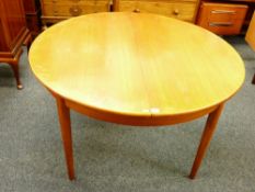 A CIRCULAR TEAK G-PLAN STYLE EXTENDING DINING TABLE, 72cms height, 123cms diameter